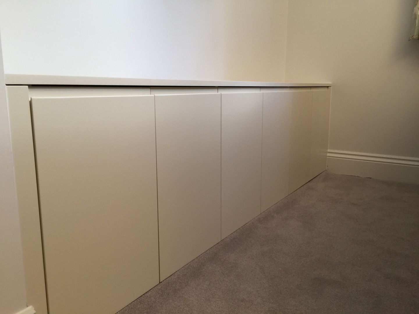 Oyster white hinged door wardrobes with handleless doors and drawers Sliding Wardrobes World Ltd Nowoczesna sypialnia Szafy i komody