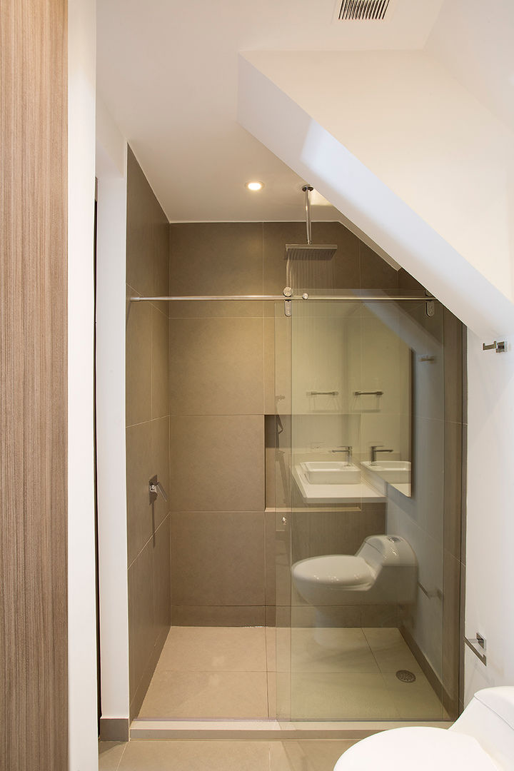 homify Modern bathroom