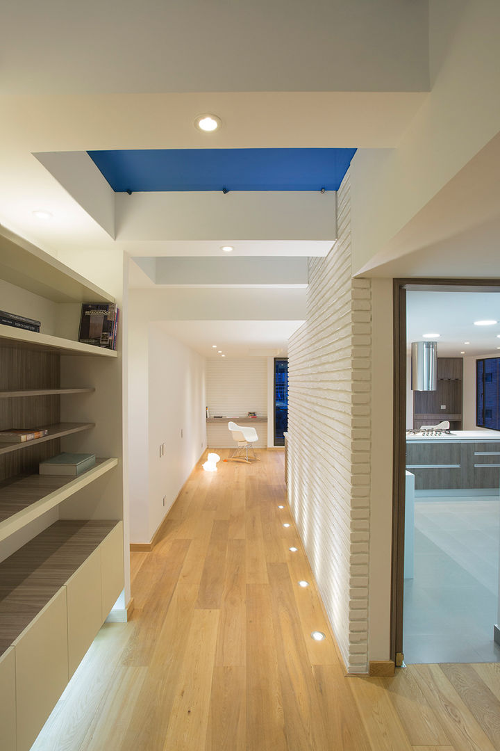 homify Modern Corridor, Hallway and Staircase