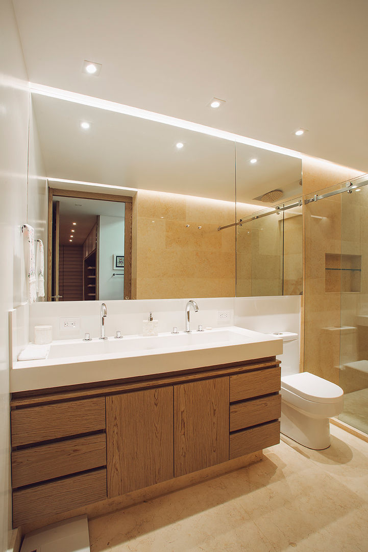 homify Modern Bathroom