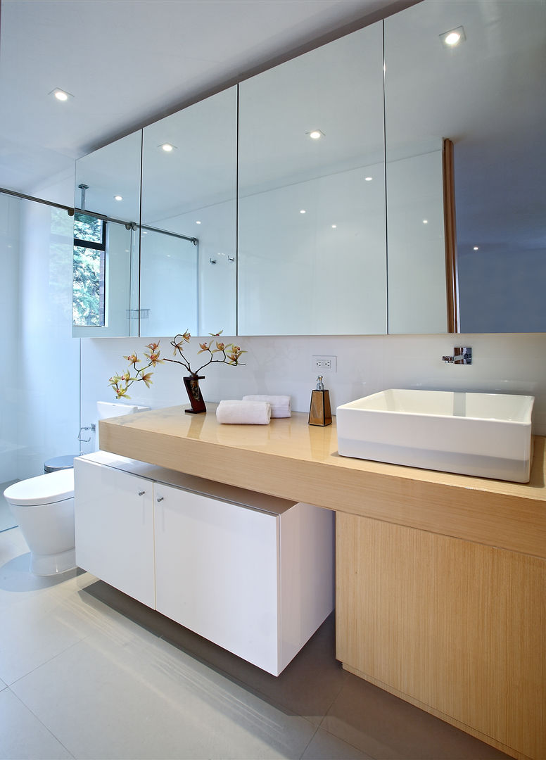 homify Modern bathroom