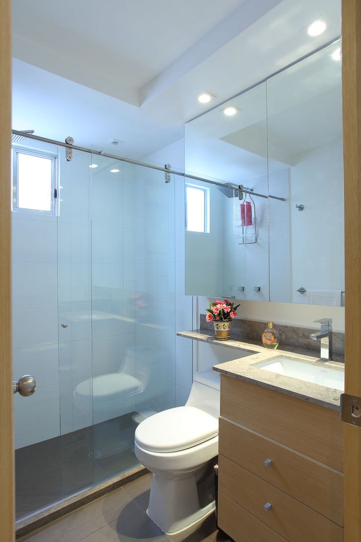 homify Modern bathroom