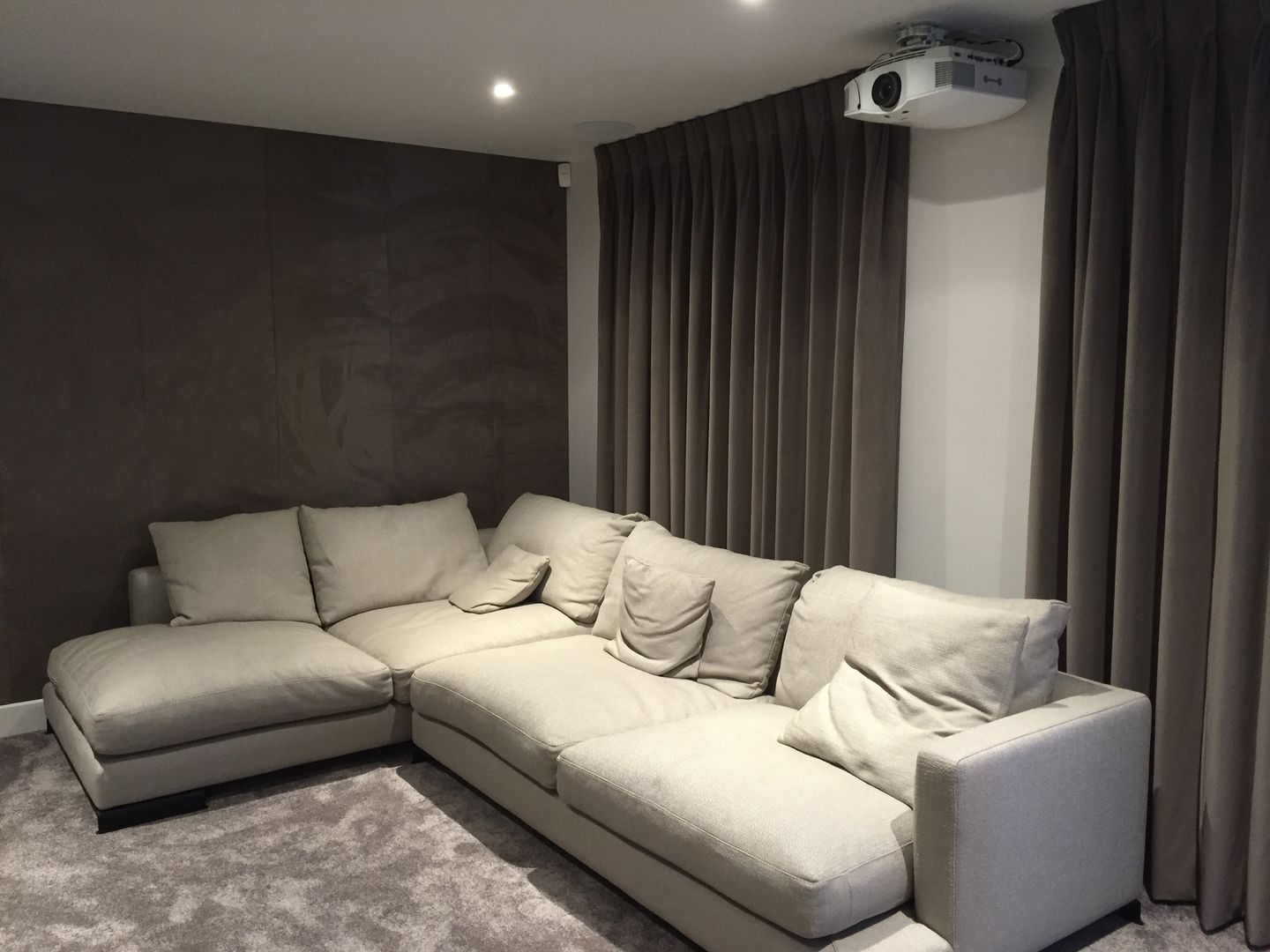 Cinema Room with bespoke suede fabric walls, Designer Vision and Sound Designer Vision and Sound غرفة الميديا