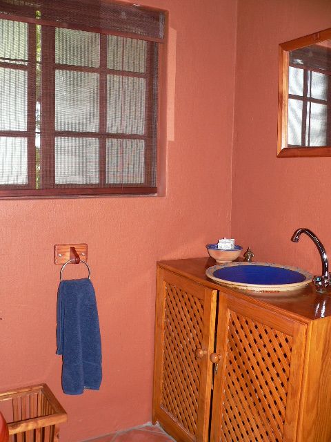 Adding decor and blinds to the guest bathroom homify Country style bathrooms Decoration