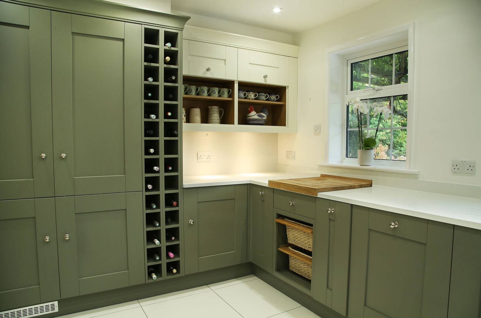 Kitchen with a Contemporary Colour Scheme: Olive & Ivory, Hehku Hehku クラシックデザインの キッチン