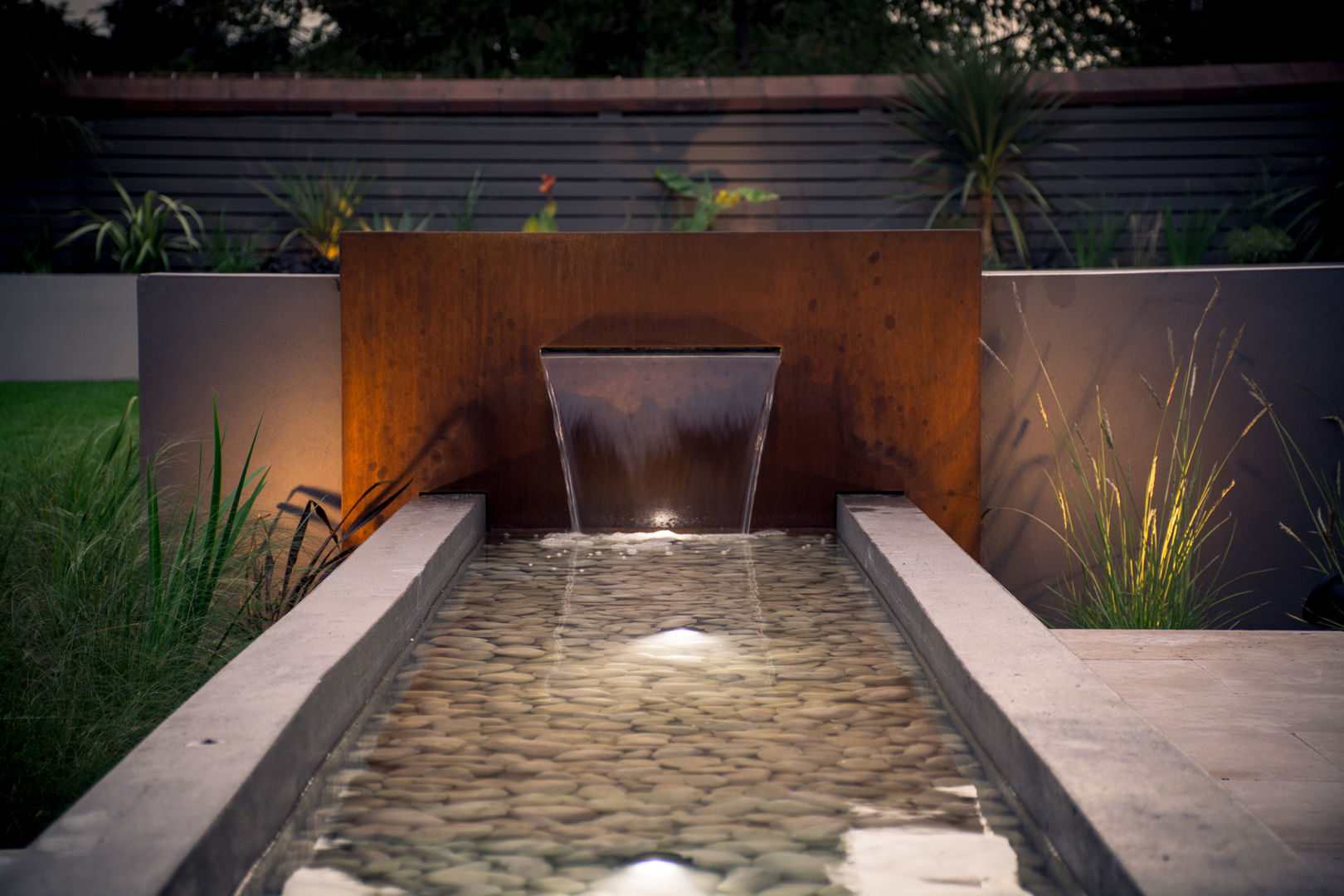 Corten steel water feature Robert Hughes Garden Design 미니멀리스트 정원 수영 공간 & 인공 연못