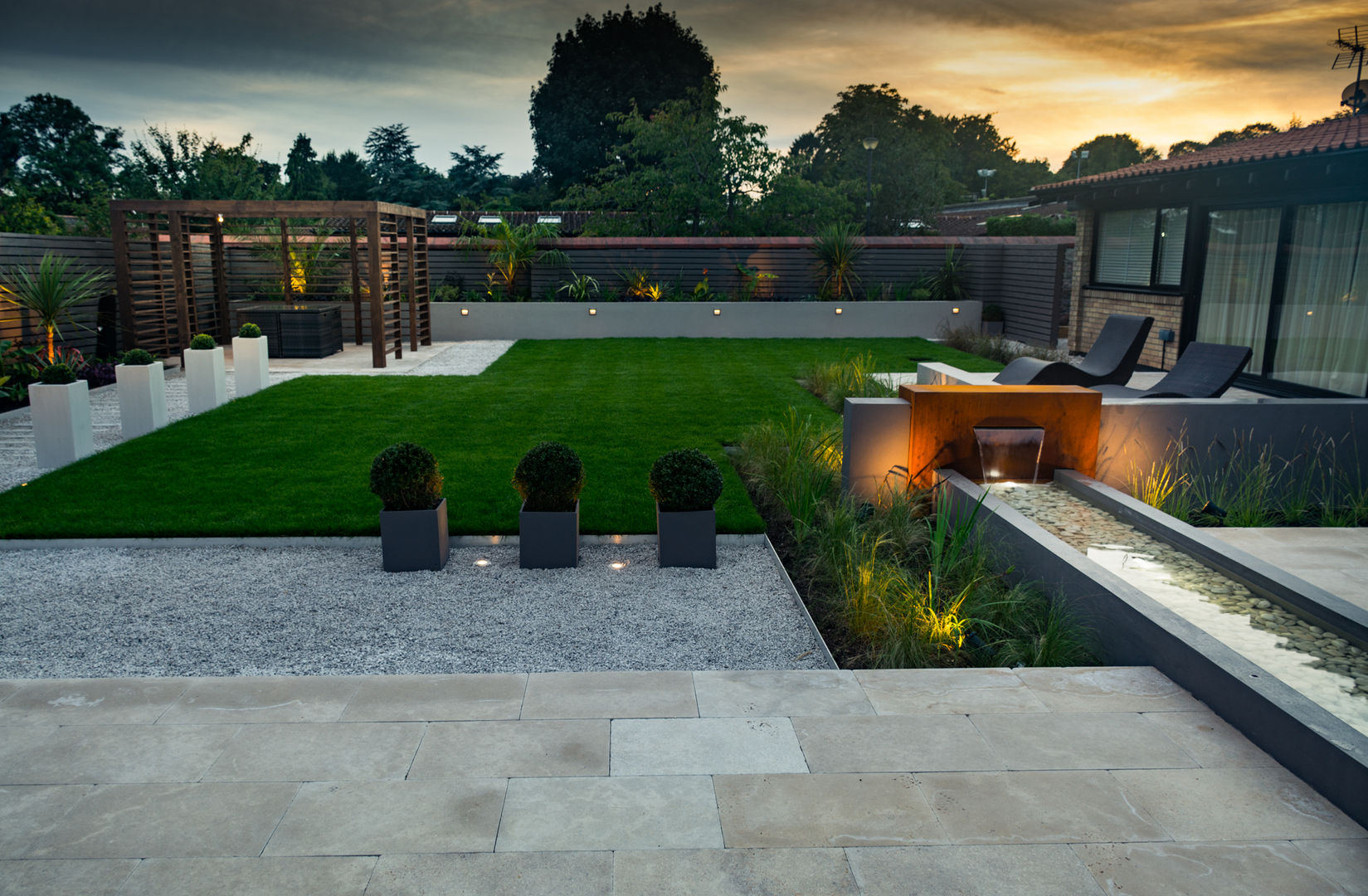 A contemporary industrial garden Robert Hughes Garden Design Minimalistyczny ogród Baseny i stawy