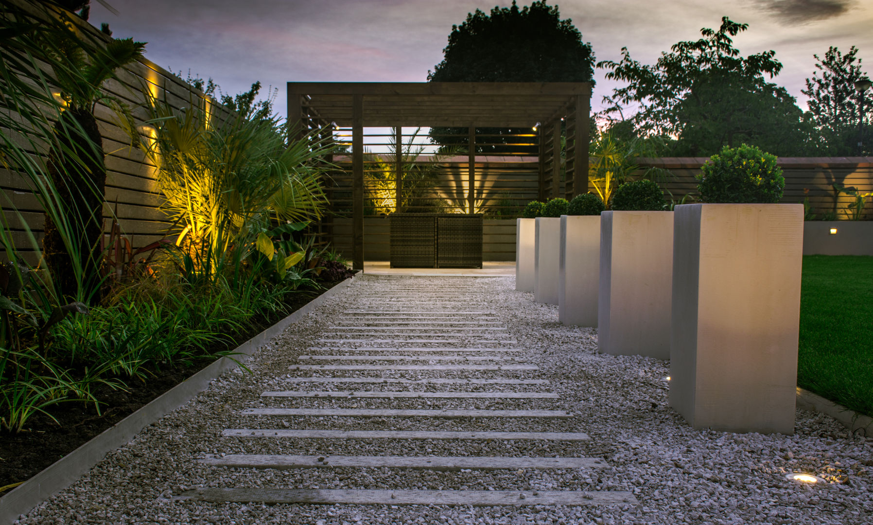 A contemporary industrial garden Robert Hughes Garden Design حديقة ديكورات واكسسوارات