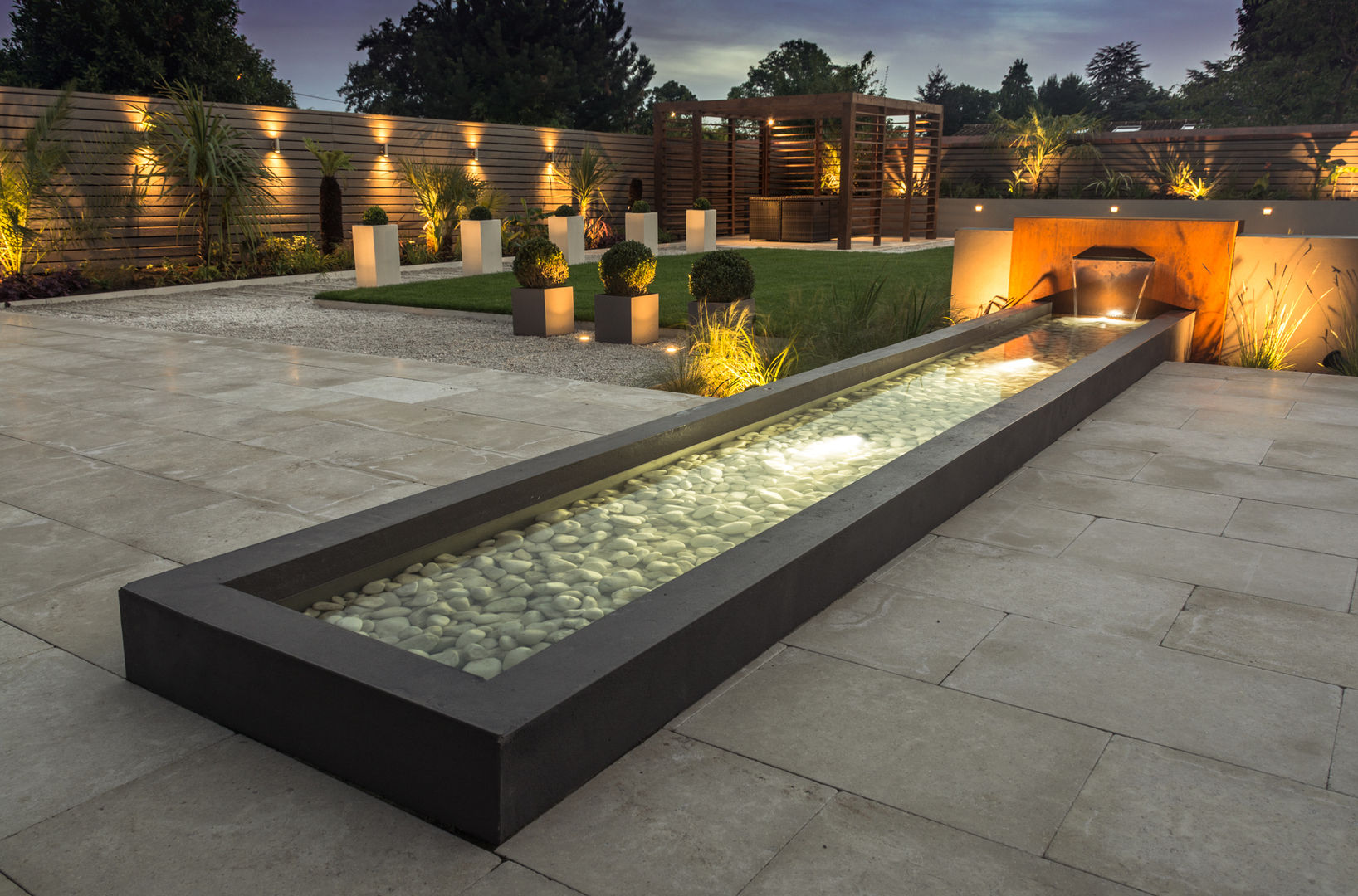 A contemporary industrial garden Robert Hughes Garden Design حديقة أحواض وبرك السباحة