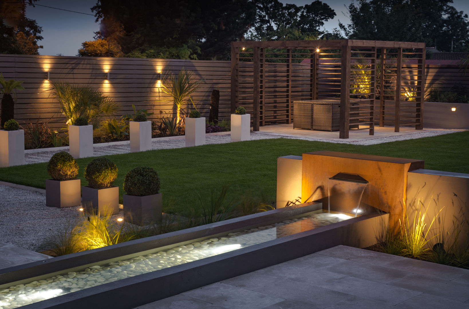 A contemporary industrial garden Robert Hughes Garden Design Vườn phong cách tối giản Lighting