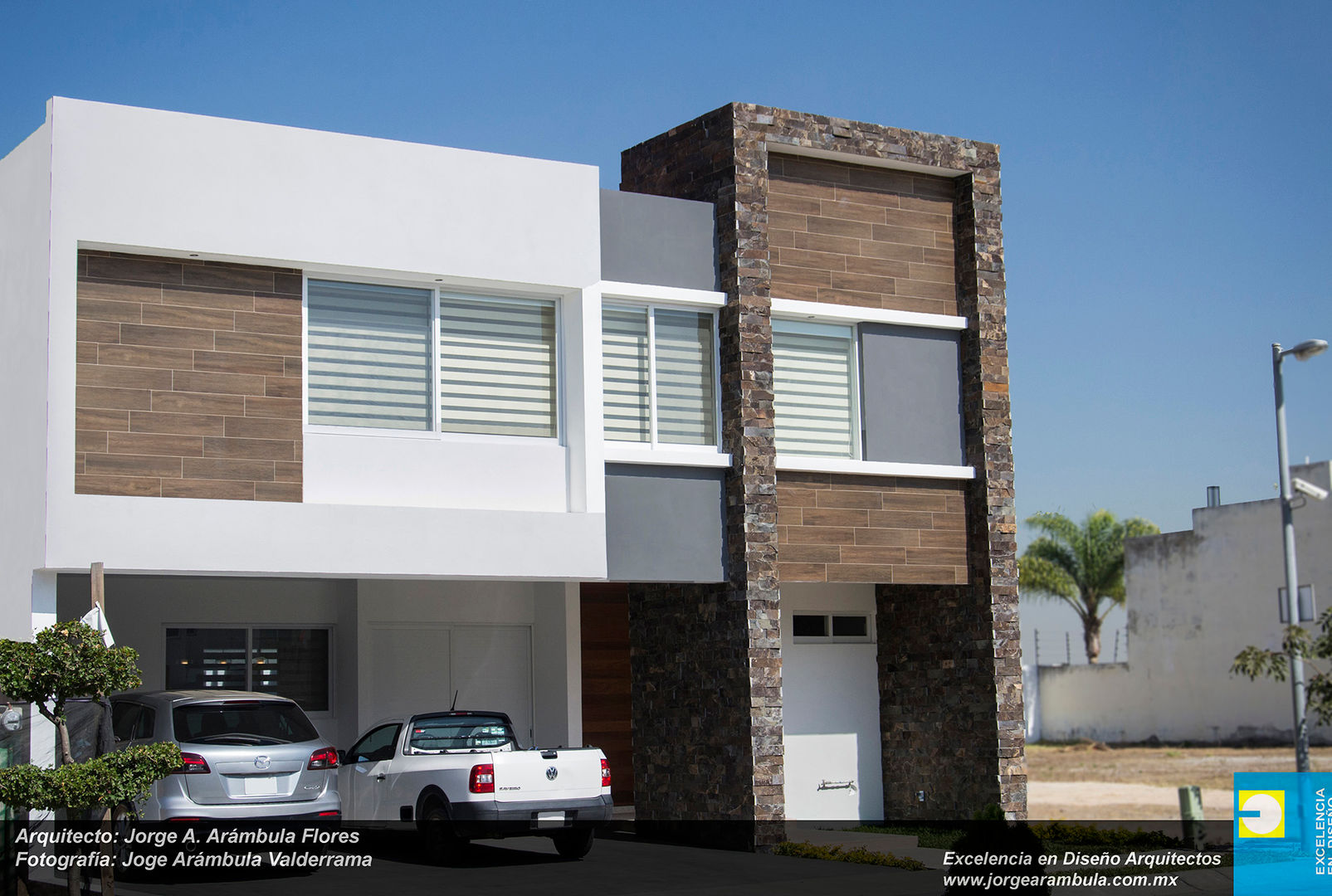 FACHADA DE INGRESO Excelencia en Diseño Casas de estilo minimalista Piedra