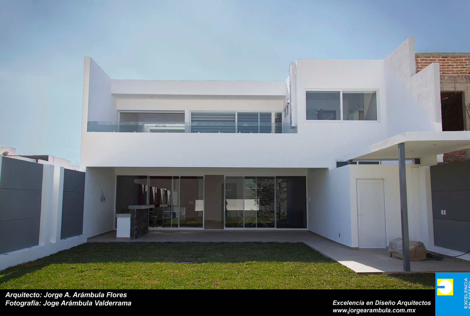 FACHADA TRASERA Excelencia en Diseño Casas de estilo minimalista Ladrillos