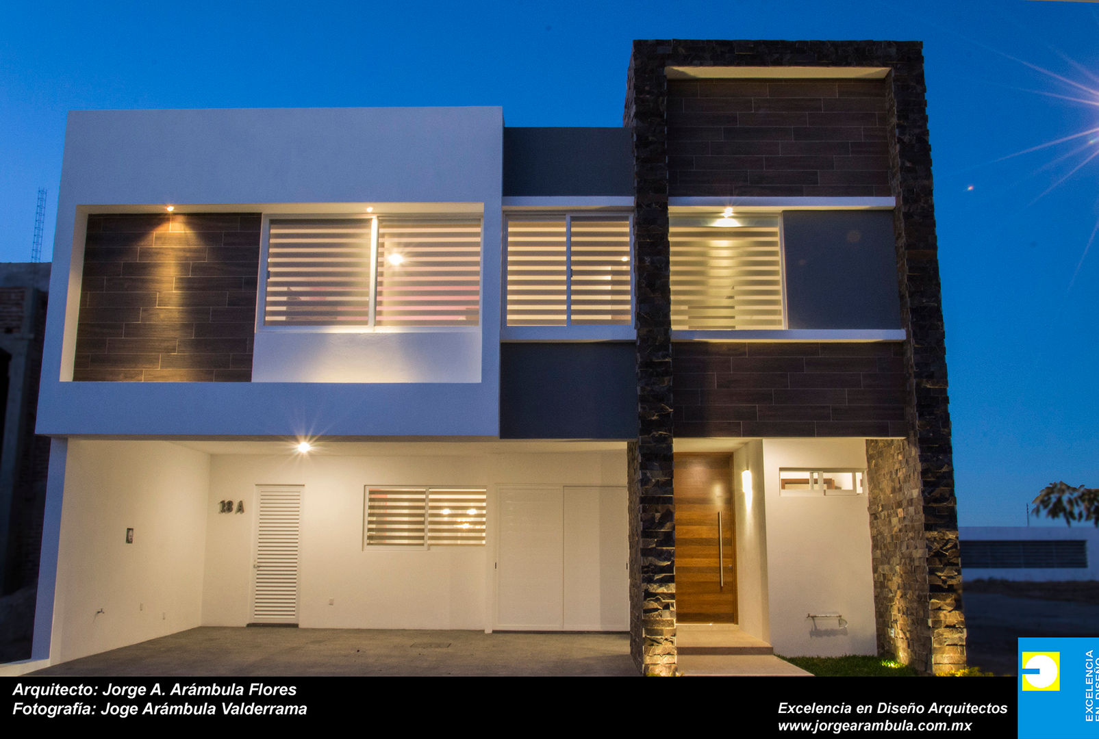 FACHADA Excelencia en Diseño Casas de estilo minimalista Piedra