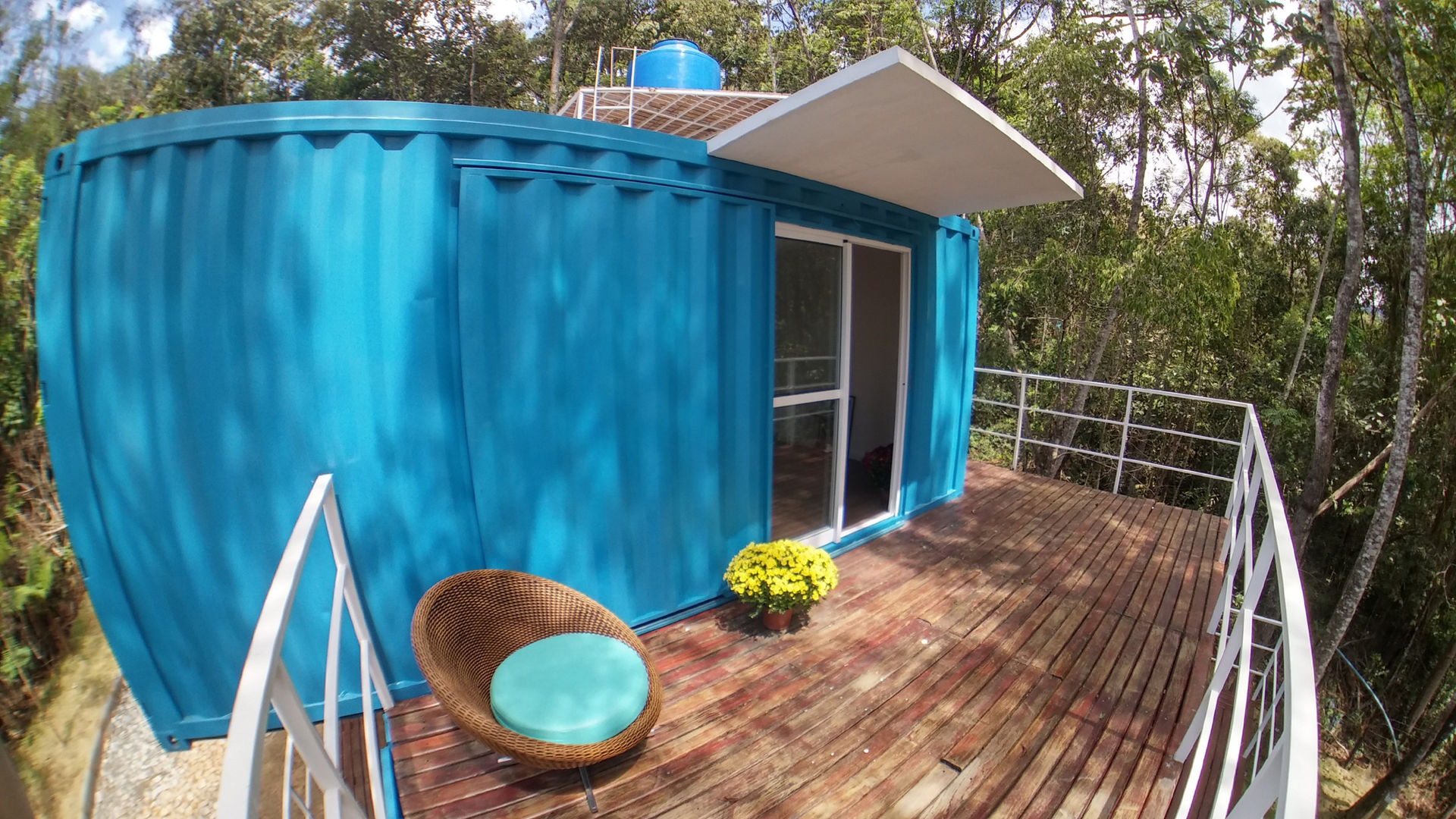 Casa Azul em São Sebastião das Águas Claras | Nova Lima MG, Edificare Containers Transformados Edificare Containers Transformados Balcone, Veranda & Terrazza in stile moderno