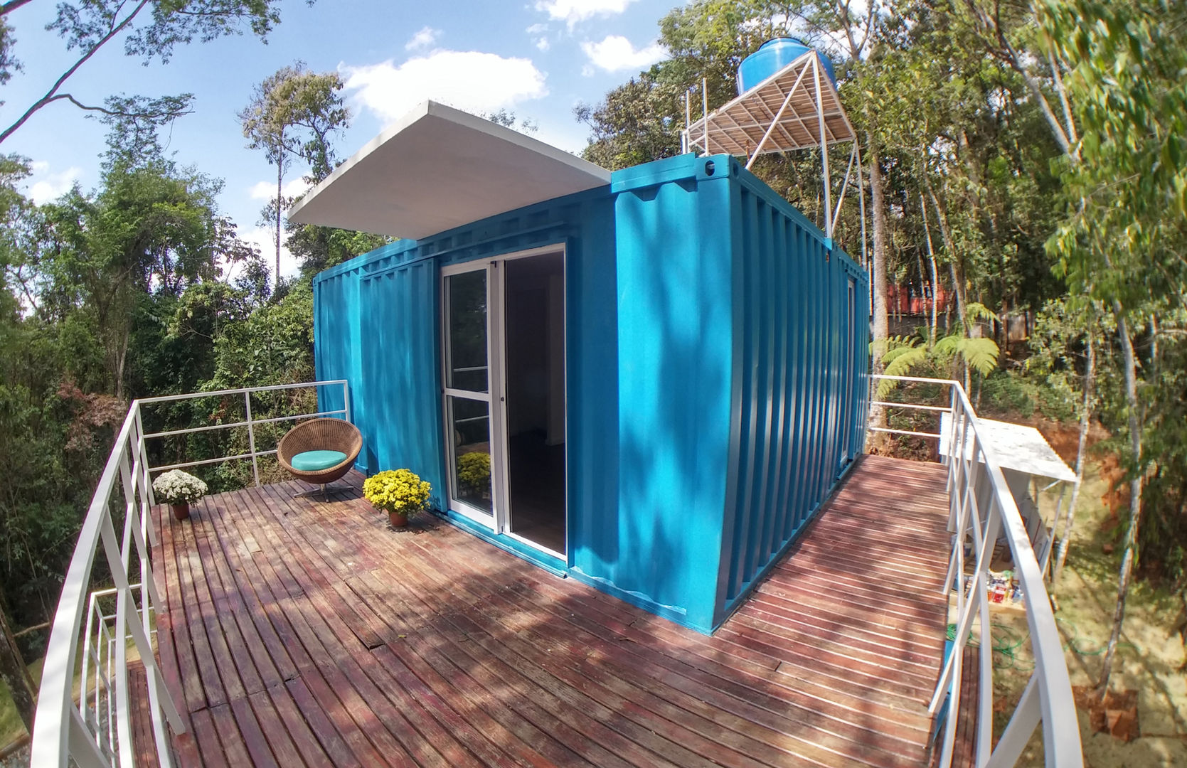 Casa Azul em São Sebastião das Águas Claras | Nova Lima MG, Edificare Containers Transformados Edificare Containers Transformados Modern balcony, veranda & terrace