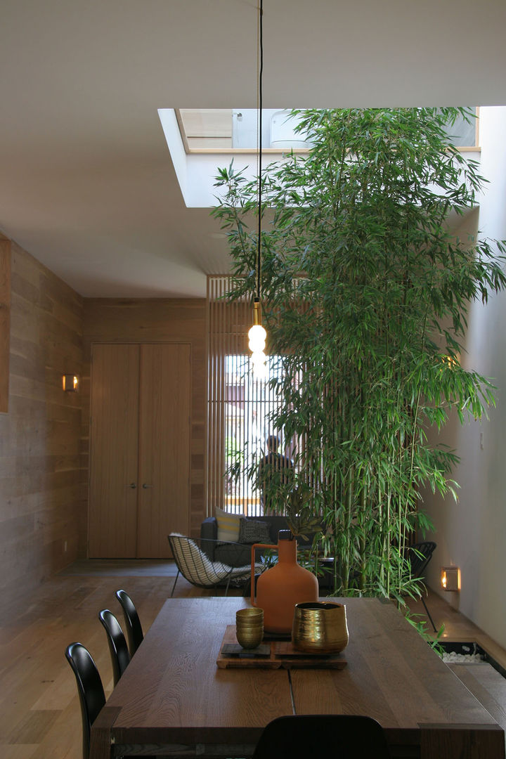 Central Courtyard AtelierSUN Modern Corridor, Hallway and Staircase Engineered Wood Transparent courtyard,wood,screen,entry,bamboo,interior,archtiecture