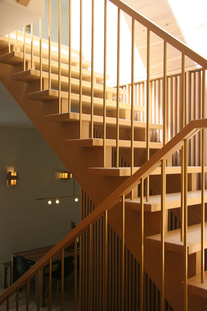 stairs AtelierSUN Modern corridor, hallway & stairs کاپر / کانسی / پیتل