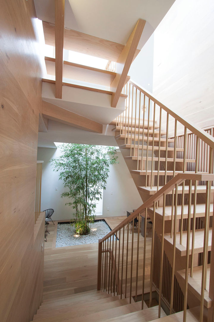 The Courtyard House (2016 Best of Canada), AtelierSUN AtelierSUN الممر الحديث، المدخل و الدرج الخشب هندسيا Transparent