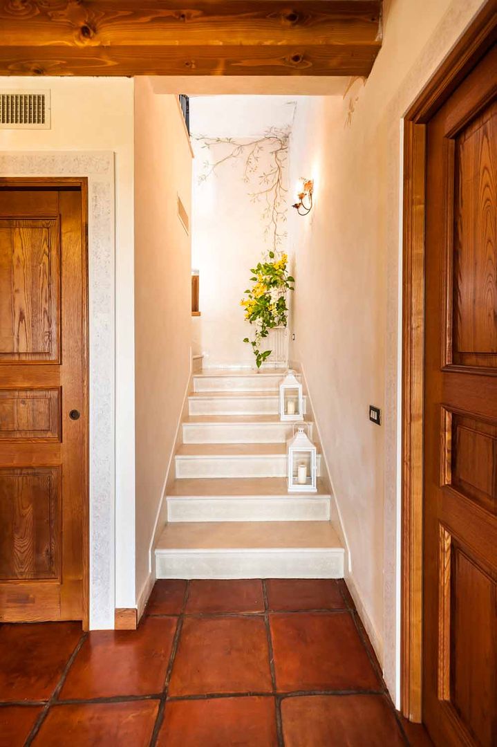 COL SANDAGO, STUDIO CERON & CERON STUDIO CERON & CERON Classic style corridor, hallway and stairs