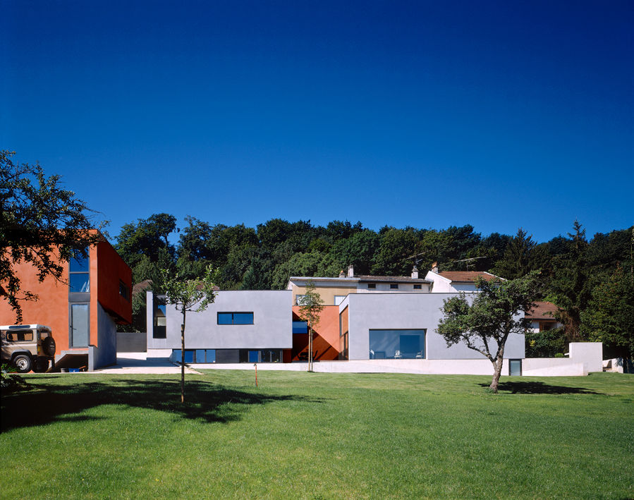 MAISON "T" Atelier Presle Maison individuelle Briques Ciel,Plante,Fenêtre,Immeuble,Arbre,Terrain,Ombre,Gazon,Zone résidentielle,Porte