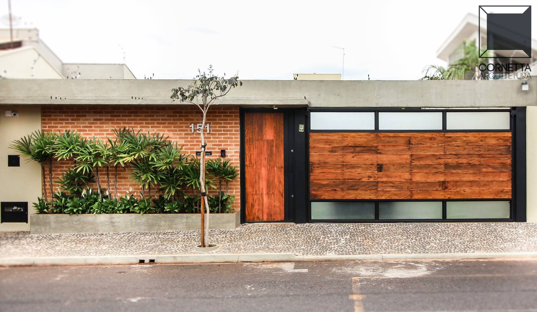 Fachada Cornetta Arquitetura Casas modernas fachada,casas terreas,madeira,concreto,alvenaria,tijolinho,pedra portuguesa,concreto aparente,modelo de portão,modelos de portoes,minimalistas,fachadas