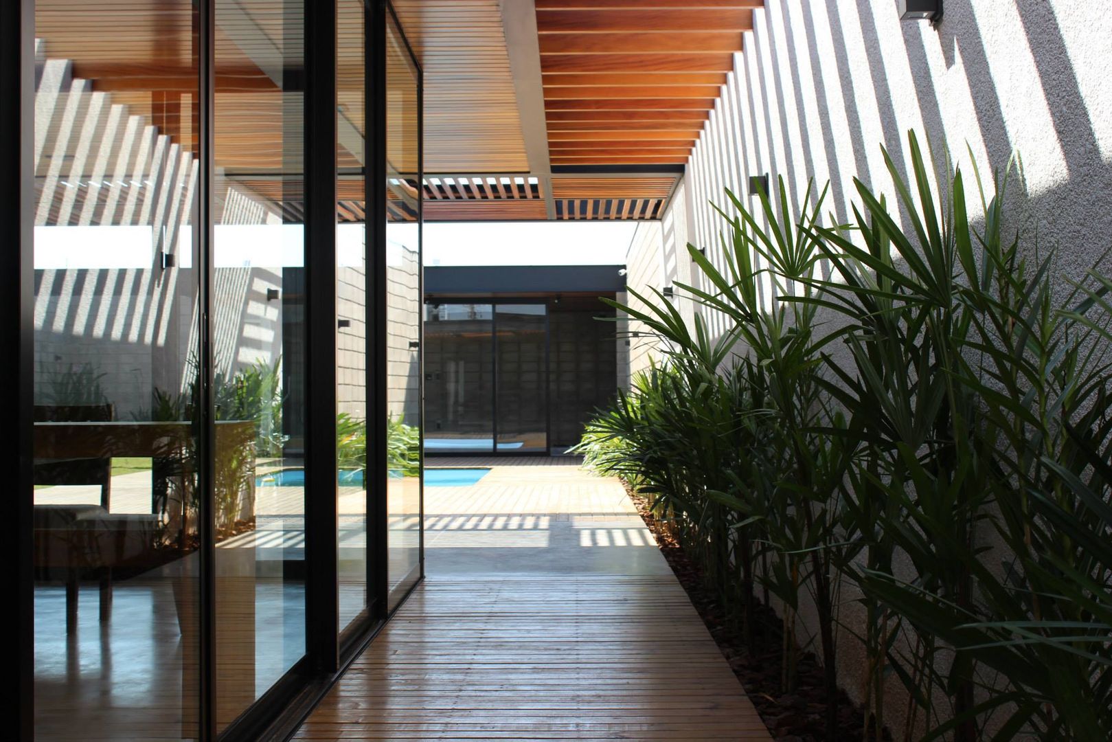 CASA ATS, Cornetta Arquitetura Cornetta Arquitetura Modern style gardens