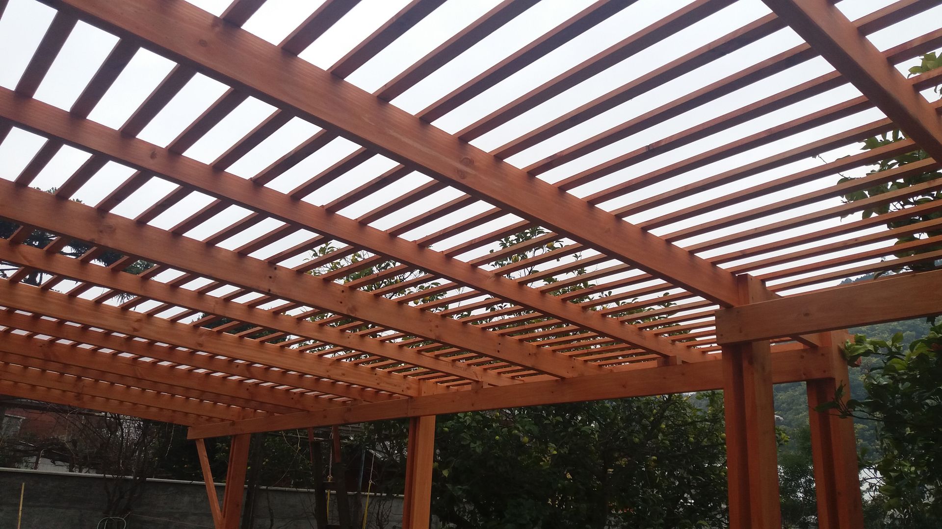 Pérgola Parrón ARQUITECTURA E INGENIERIA PUNTAL LIMITADA Balcones y terrazas eclécticos Madera Acabado en madera