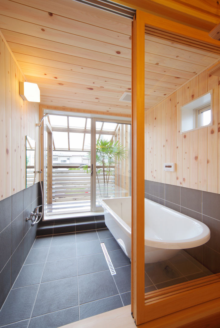 メリットも多い２階の浴室 株式会社 建築工房零 オリジナルな スパ 木 木目調