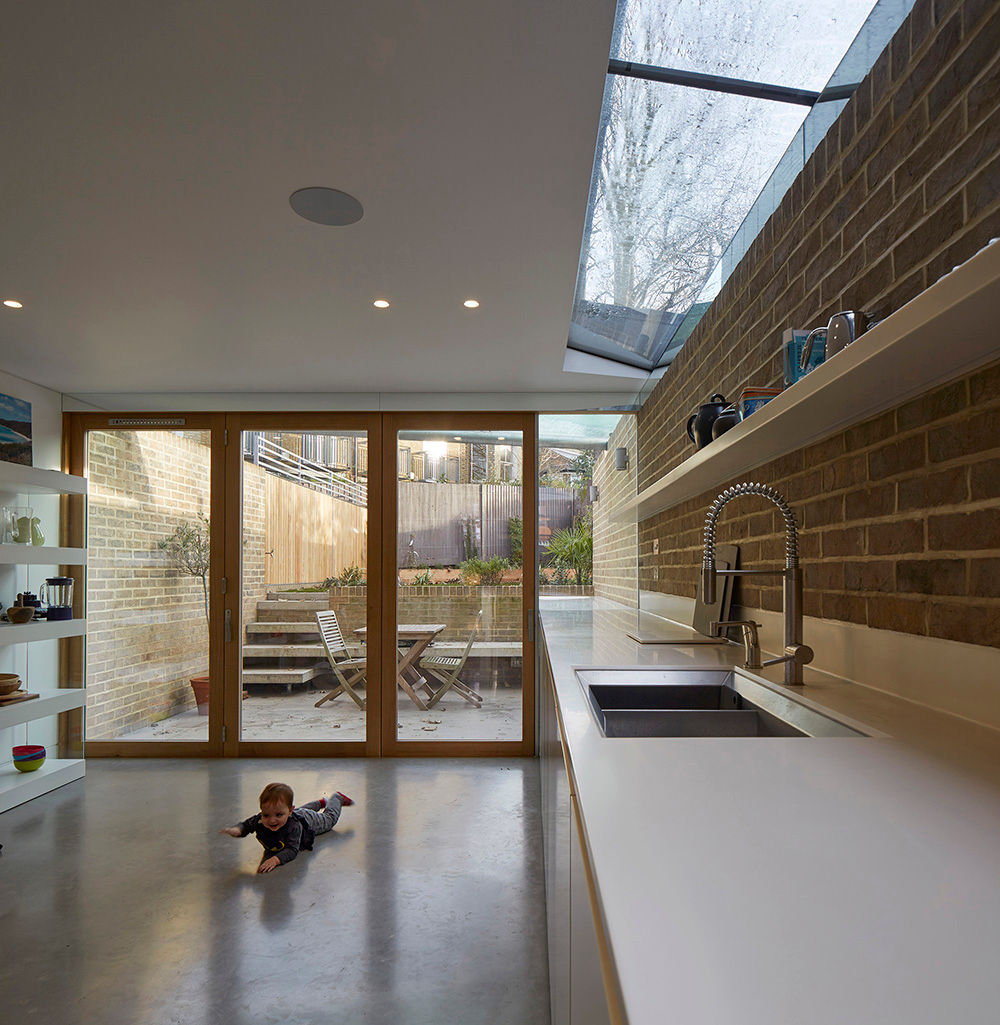 A Beautiful and Modern Timber-Framed House, Knox Bhavan Architects Knox Bhavan Architects Modern kitchen Concrete