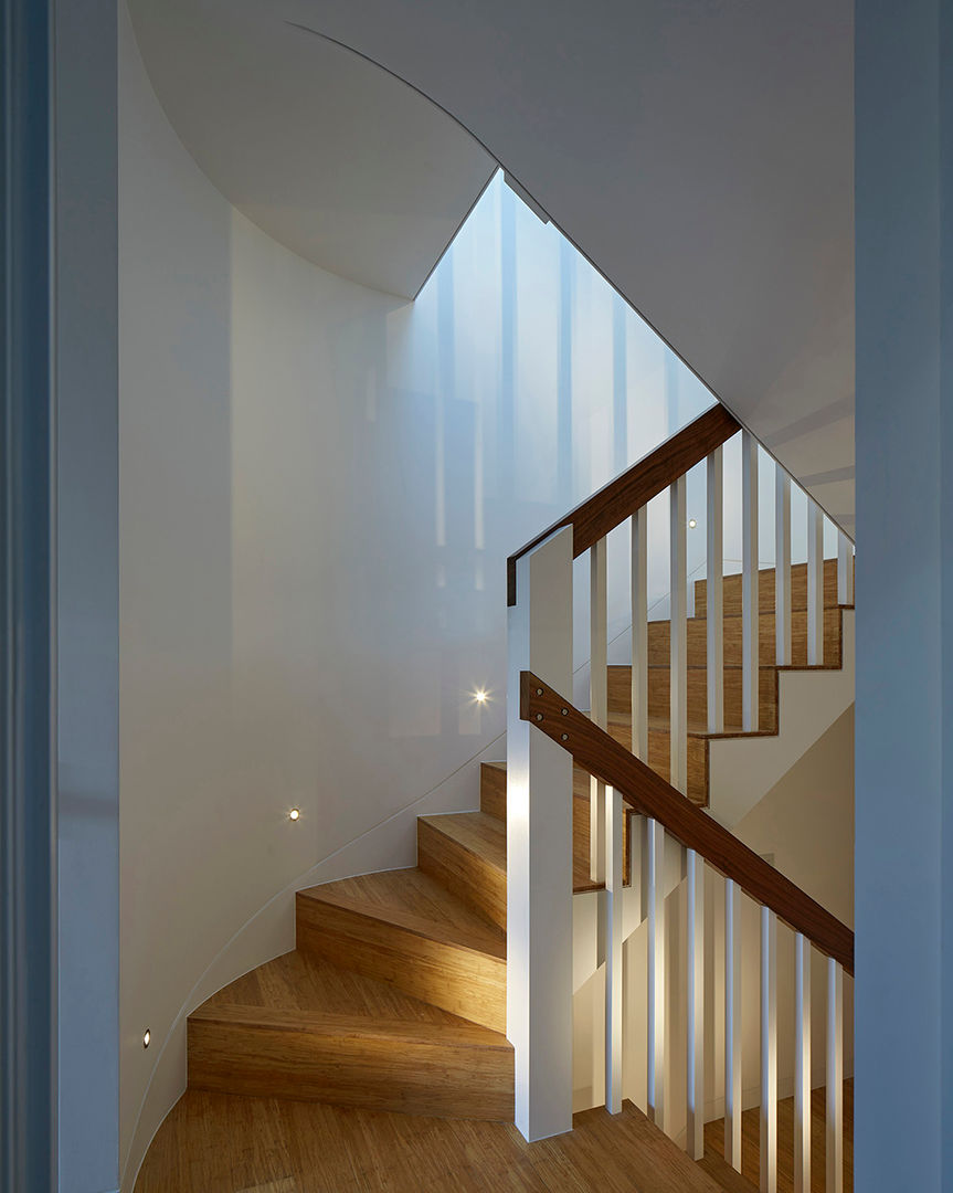 A Beautiful and Modern Timber-Framed House, Knox Bhavan Architects Knox Bhavan Architects Modern corridor, hallway & stairs Wood Wood effect