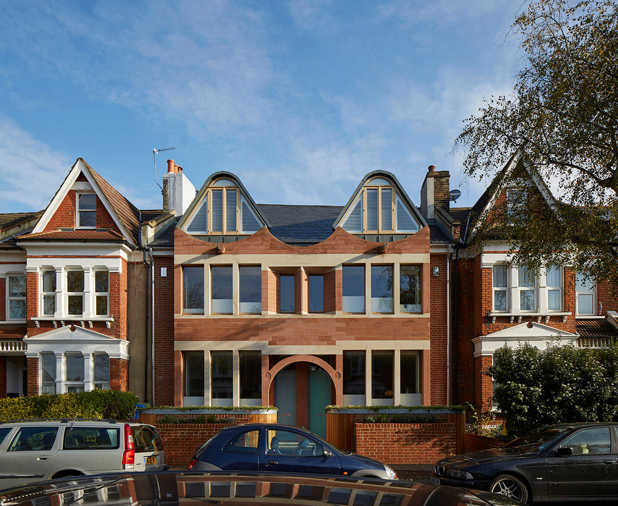 A Beautiful and Modern Timber-Framed House, Knox Bhavan Architects Knox Bhavan Architects Nhà