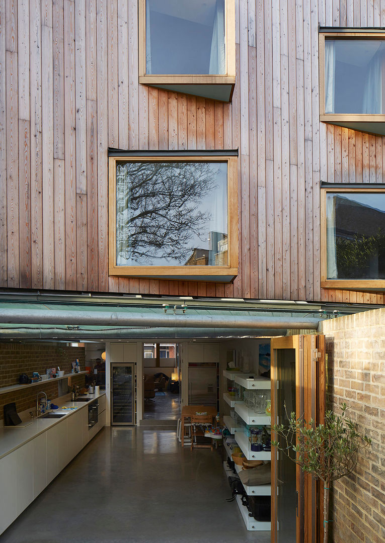A Beautiful and Modern Timber-Framed House, Knox Bhavan Architects Knox Bhavan Architects 露臺 木頭 Wood effect