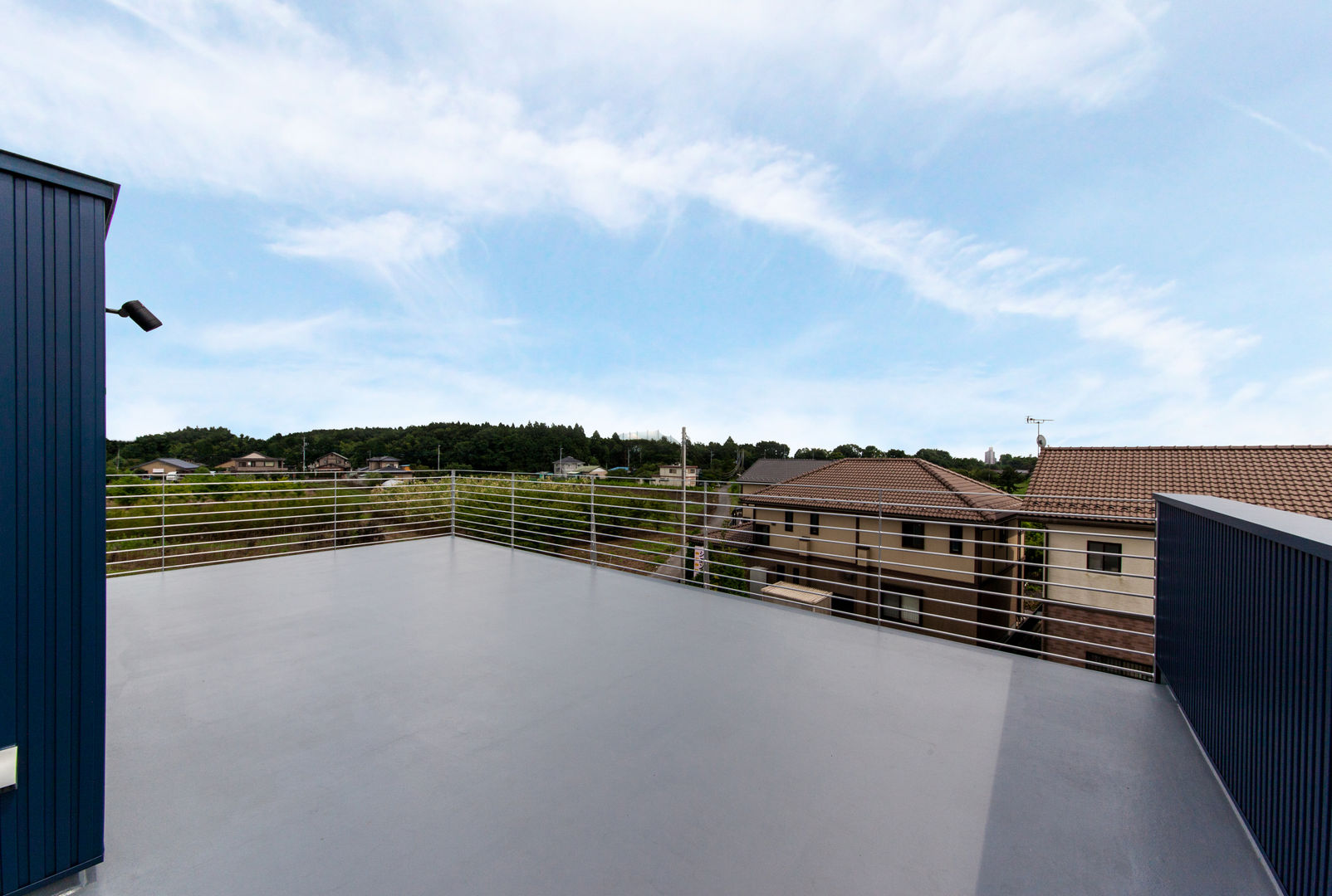 Rooftop STaD（株式会社鈴木貴博建築設計事務所） モダンデザインの テラス