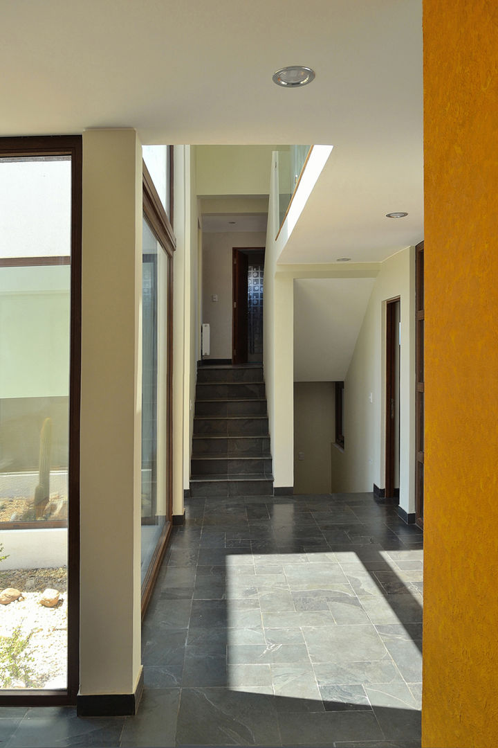 Casa en Pendiente 1, Marcelo Roura Arquitectos Marcelo Roura Arquitectos Modern Corridor, Hallway and Staircase Concrete