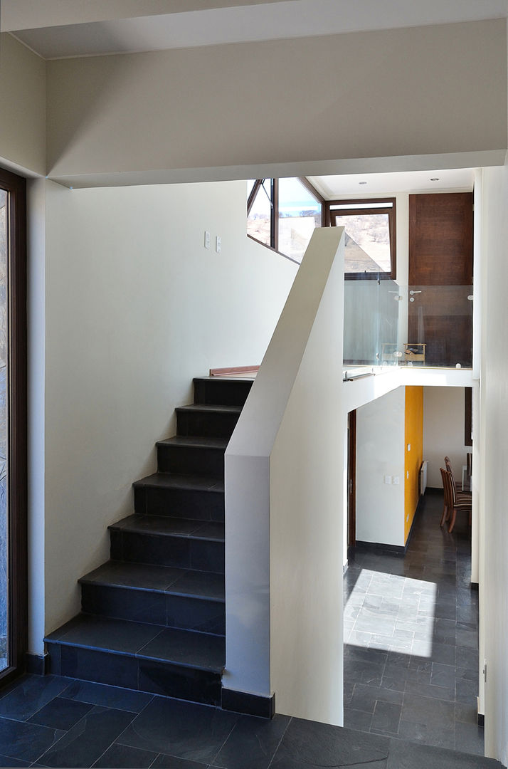 Casa en Pendiente 1, Marcelo Roura Arquitectos Marcelo Roura Arquitectos Modern corridor, hallway & stairs Concrete