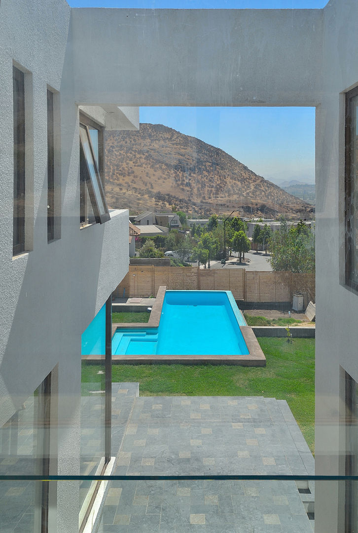 Casa en Pendiente 1, Marcelo Roura Arquitectos Marcelo Roura Arquitectos الممر الحديث، المدخل و الدرج أسمنت