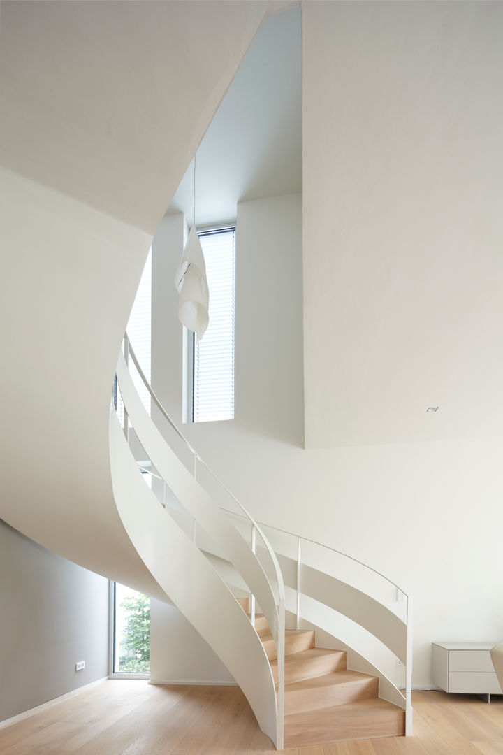 Weiße Villa am Rhein, Lioba Schneider Architekturfotografie Lioba Schneider Architekturfotografie 現代風玄關、走廊與階梯