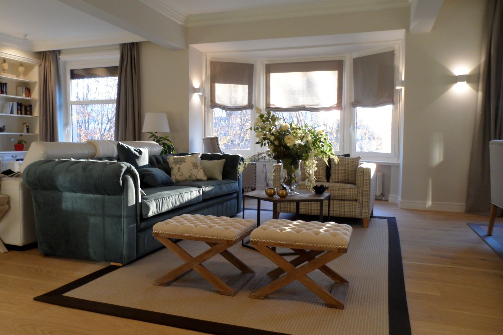 Decoración de salón en tonos beigs y azul turquesa Sube Interiorismo Salones de estilo clásico sofá cómodo,mesa auxiliar,suelo de madera,alfombra