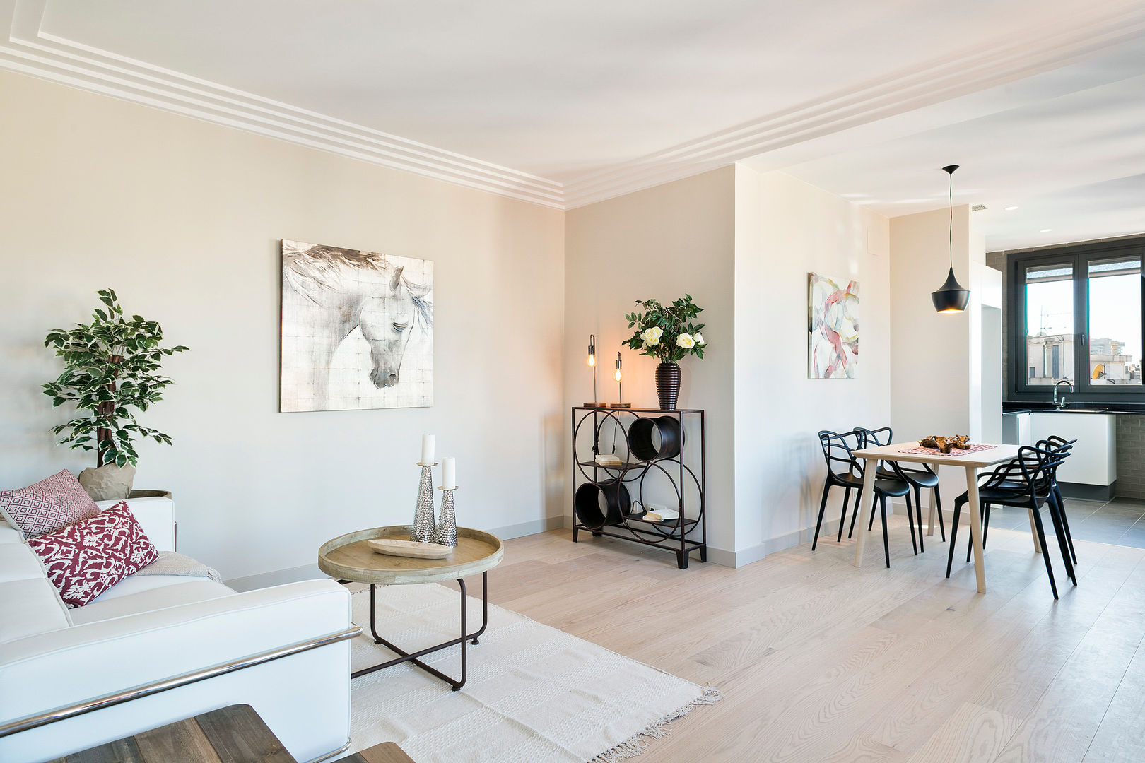 Home Staging para una Vivienda de Lujo en Barcelona, Markham Stagers Markham Stagers Moderne woonkamers