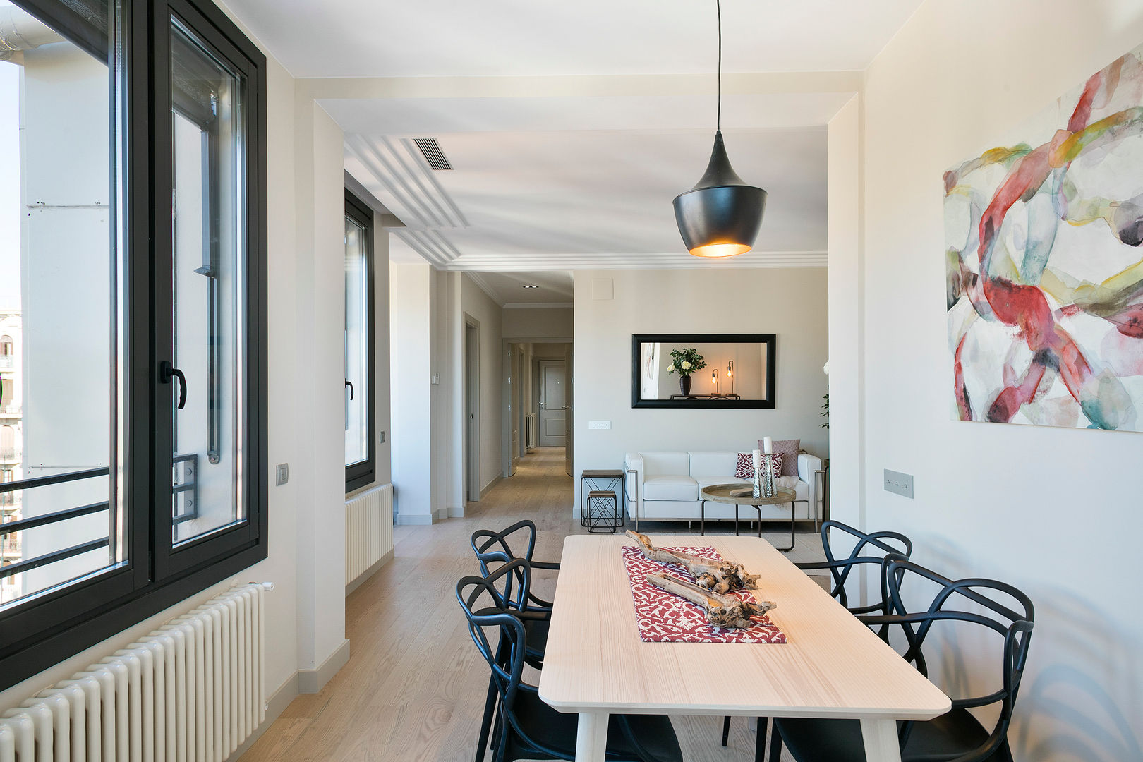 Home Staging para una Vivienda de Lujo en Barcelona, Markham Stagers Markham Stagers Ruang Makan Modern