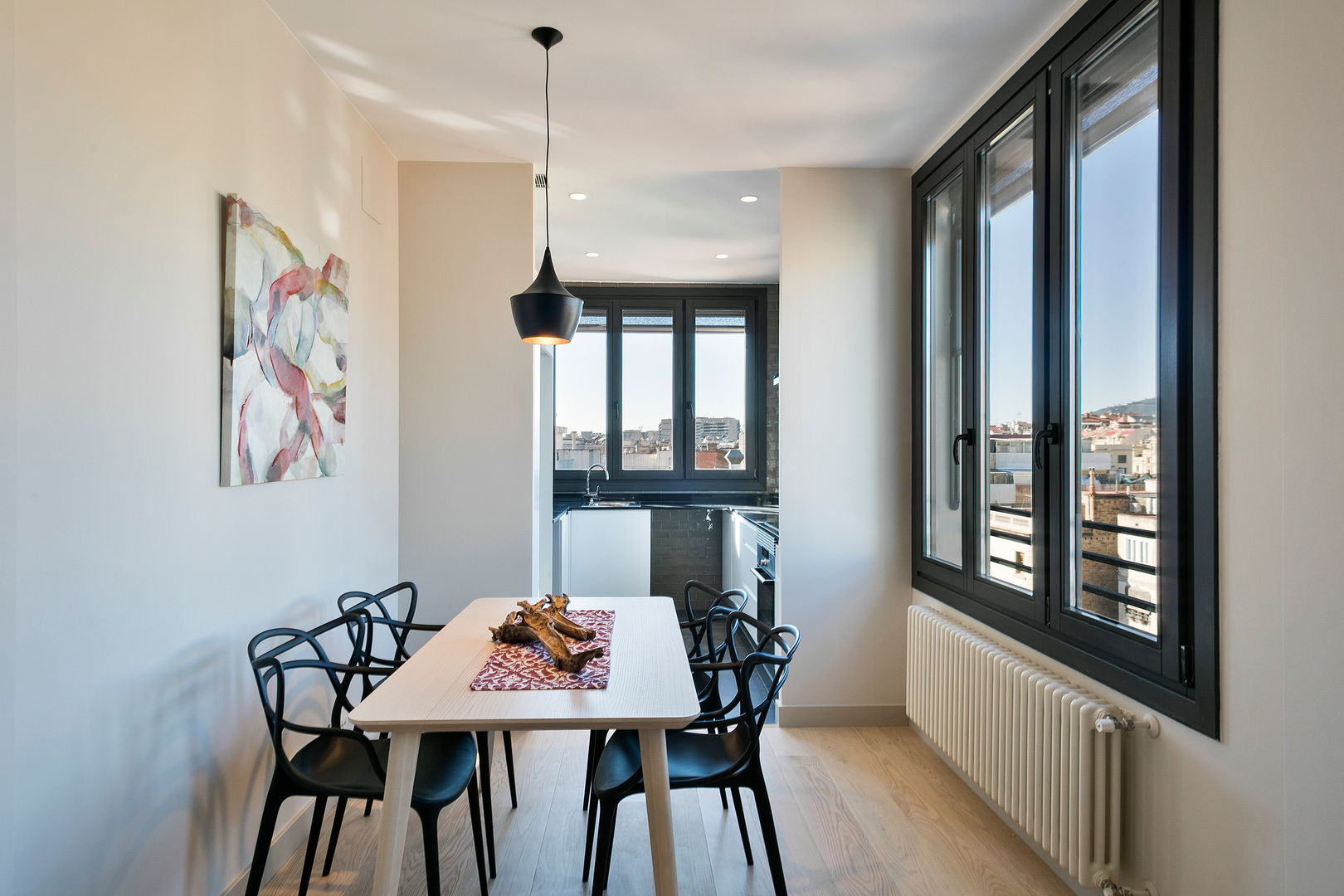 Home Staging para una Vivienda de Lujo en Barcelona, Markham Stagers Markham Stagers Ruang Makan Modern