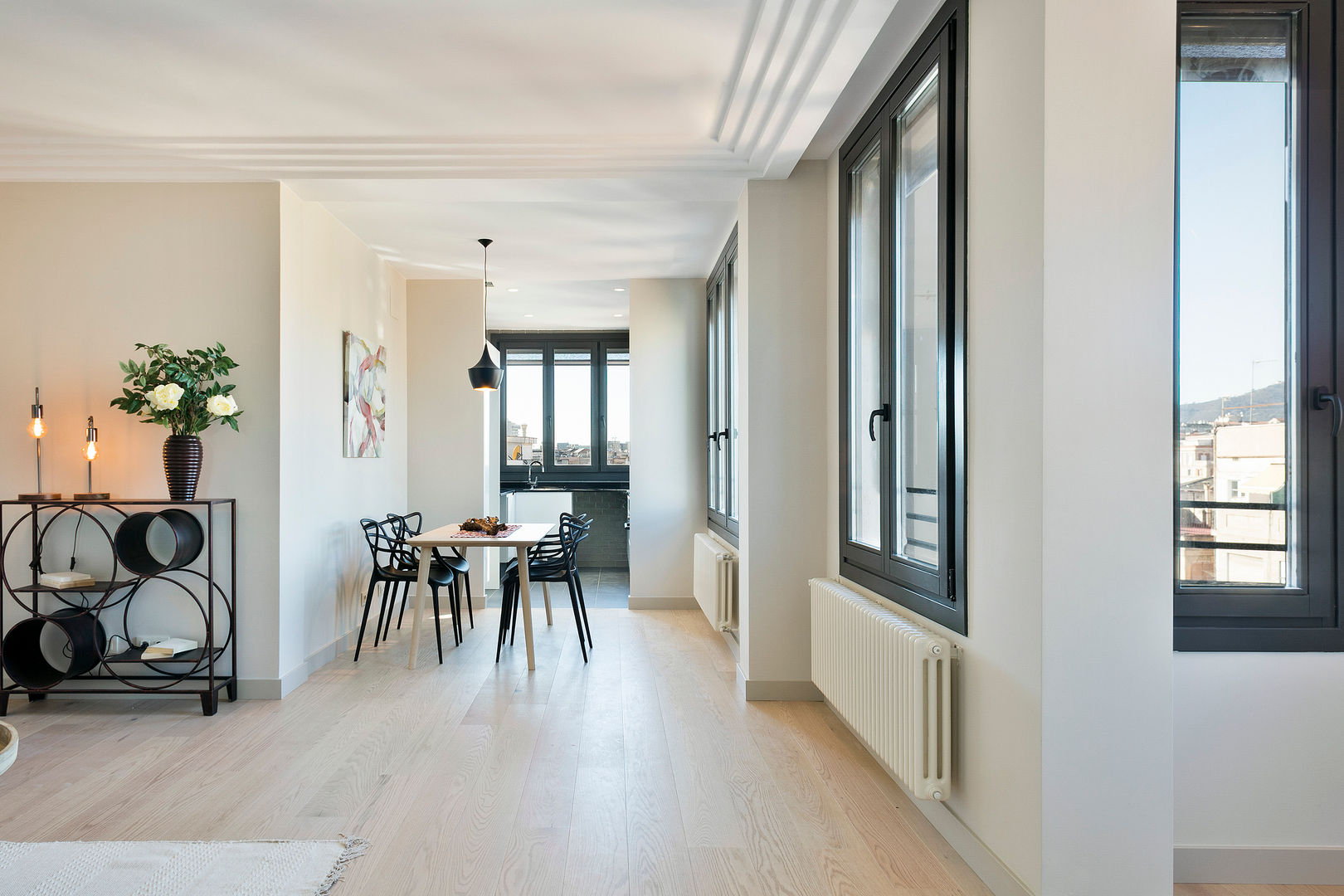 Home Staging para una Vivienda de Lujo en Barcelona, Markham Stagers Markham Stagers Moderne eetkamers