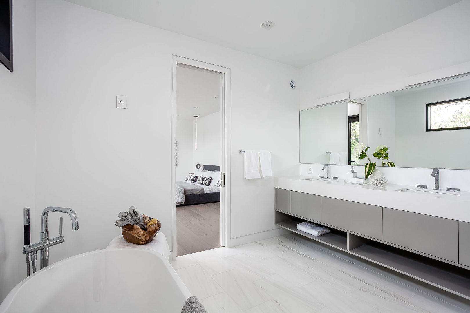 New Build-Staging, Frahm Interiors Frahm Interiors Modern bathroom grey,marble,floating vanity