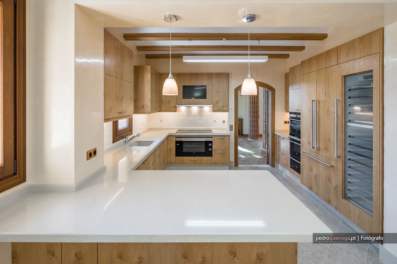 Luxo e Imponência | Fotografia de Arquitectura, Pedro Queiroga | Fotógrafo Pedro Queiroga | Fotógrafo Mediterranean style kitchen