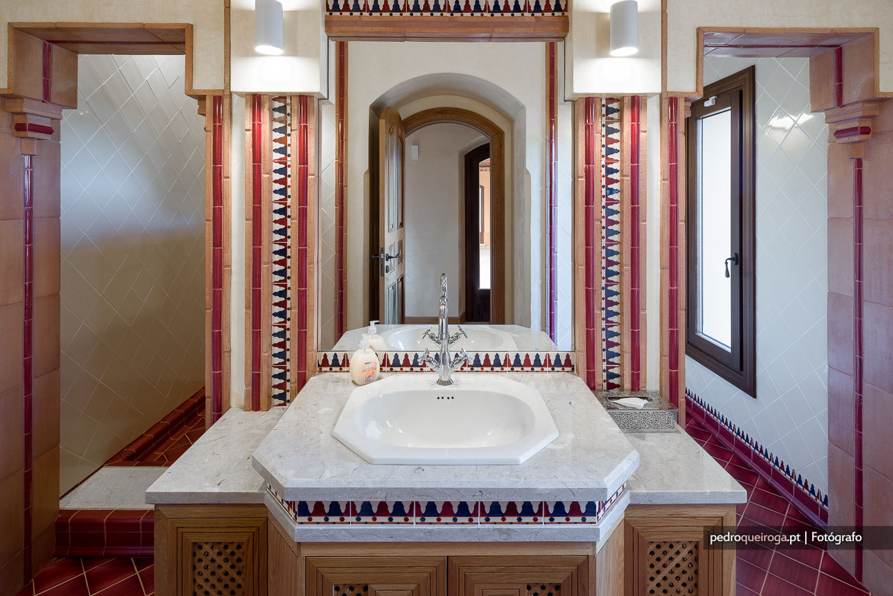 Luxo e Imponência | Fotografia de Arquitectura, Pedro Queiroga | Fotógrafo Pedro Queiroga | Fotógrafo Mediterranean style bathrooms