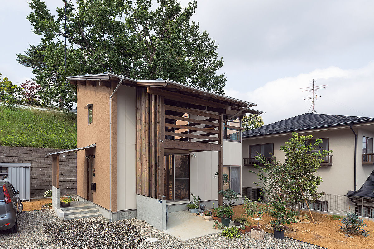 大きな桜の木を仰ぎ見る暮らし 株式会社 建築工房零 オリジナルな 家 空,植物,雲,車輪,木,シェード,建物,木,土地区画,車両