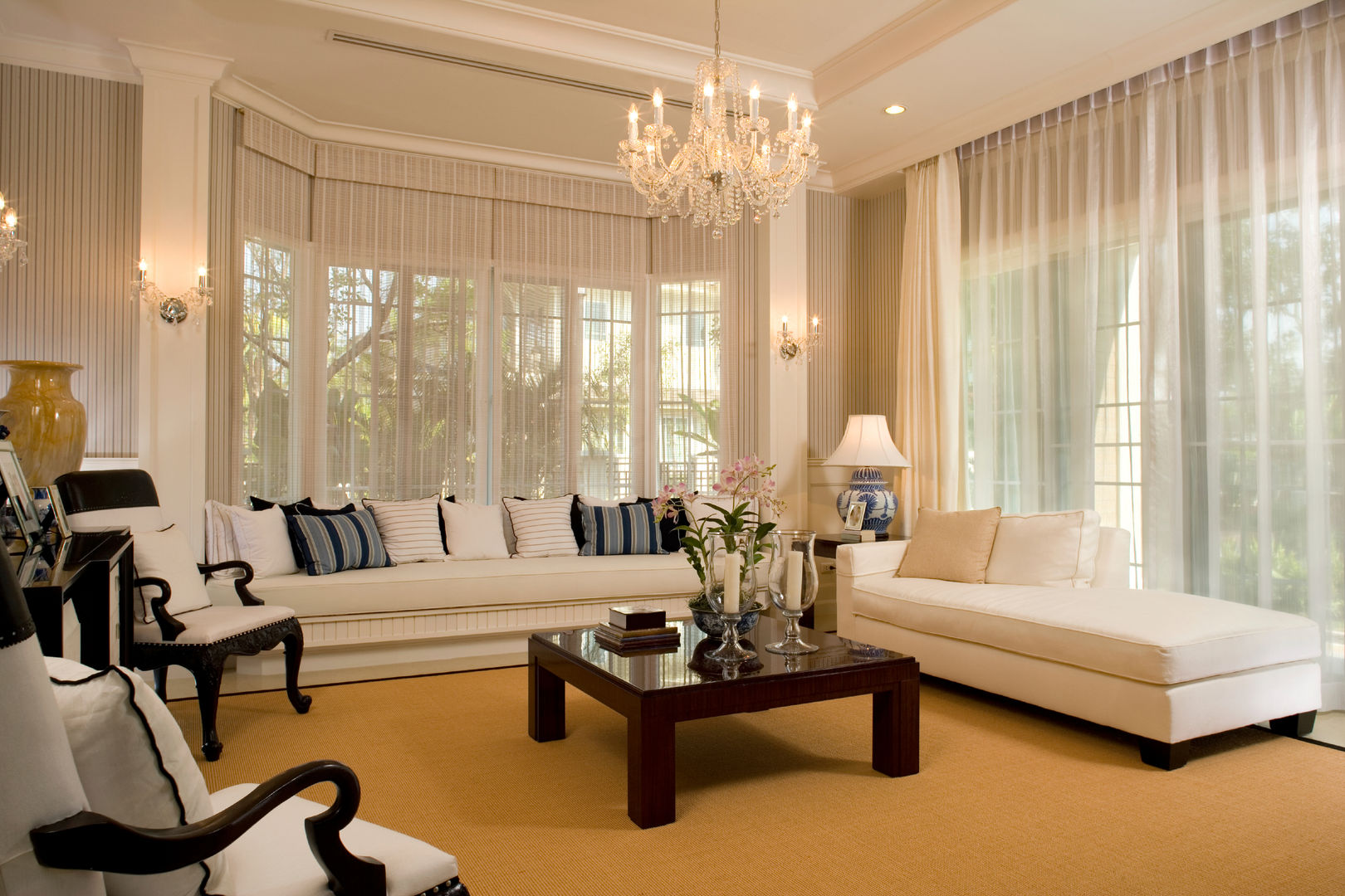 Luxury Family Living Space Gracious Luxury Interiors Phòng khách phong cách kinh điển