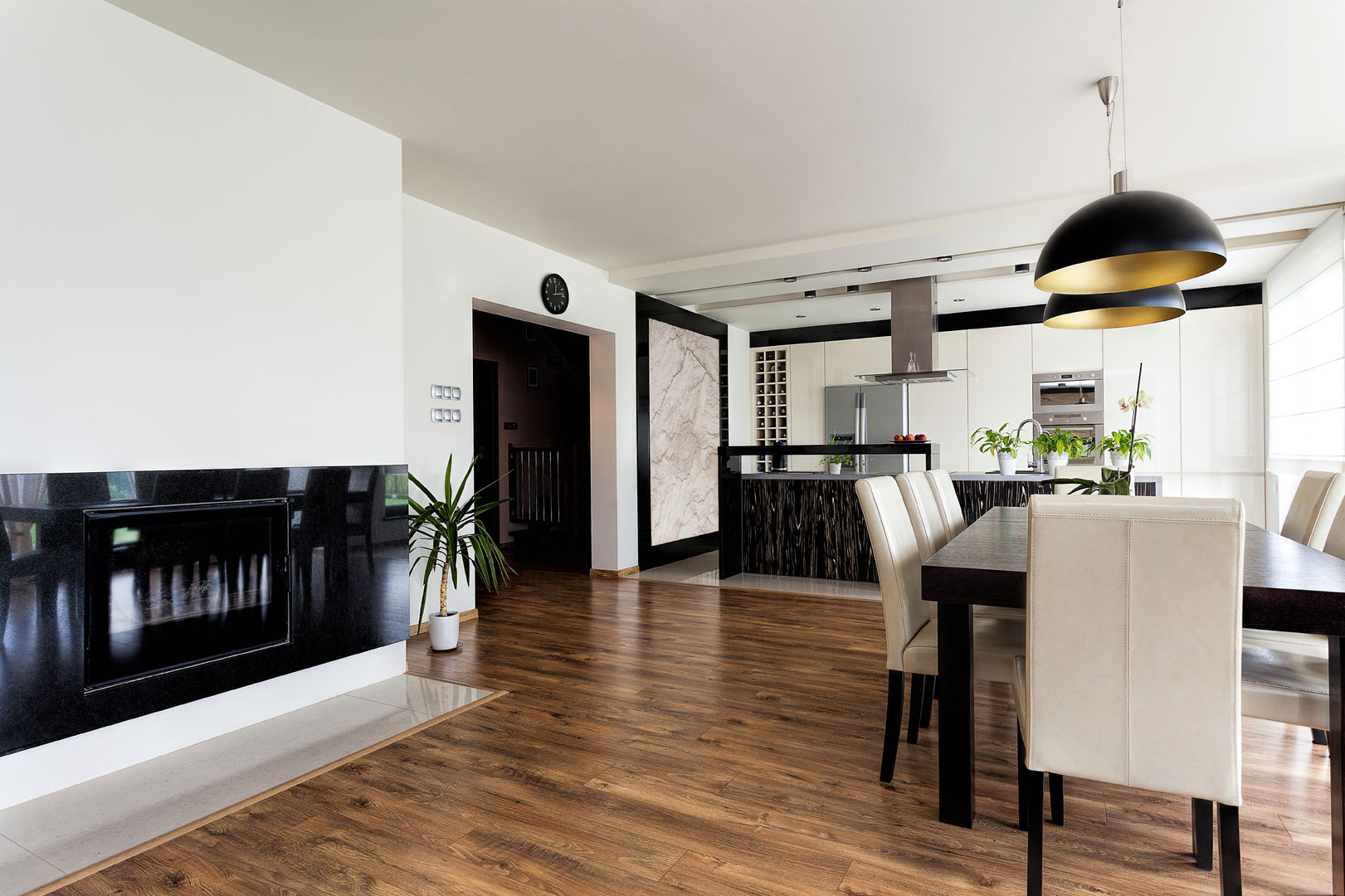 Black & White Kitchen/Dining Gracious Luxury Interiors Modern kitchen Wood effect