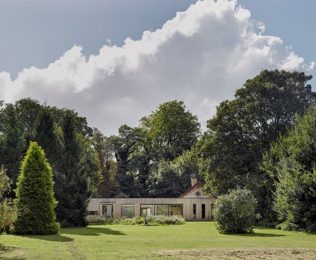 An Old and Historical House Refurbishment: Hurdle House, Adam Knibb Architects Adam Knibb Architects 모던스타일 주택