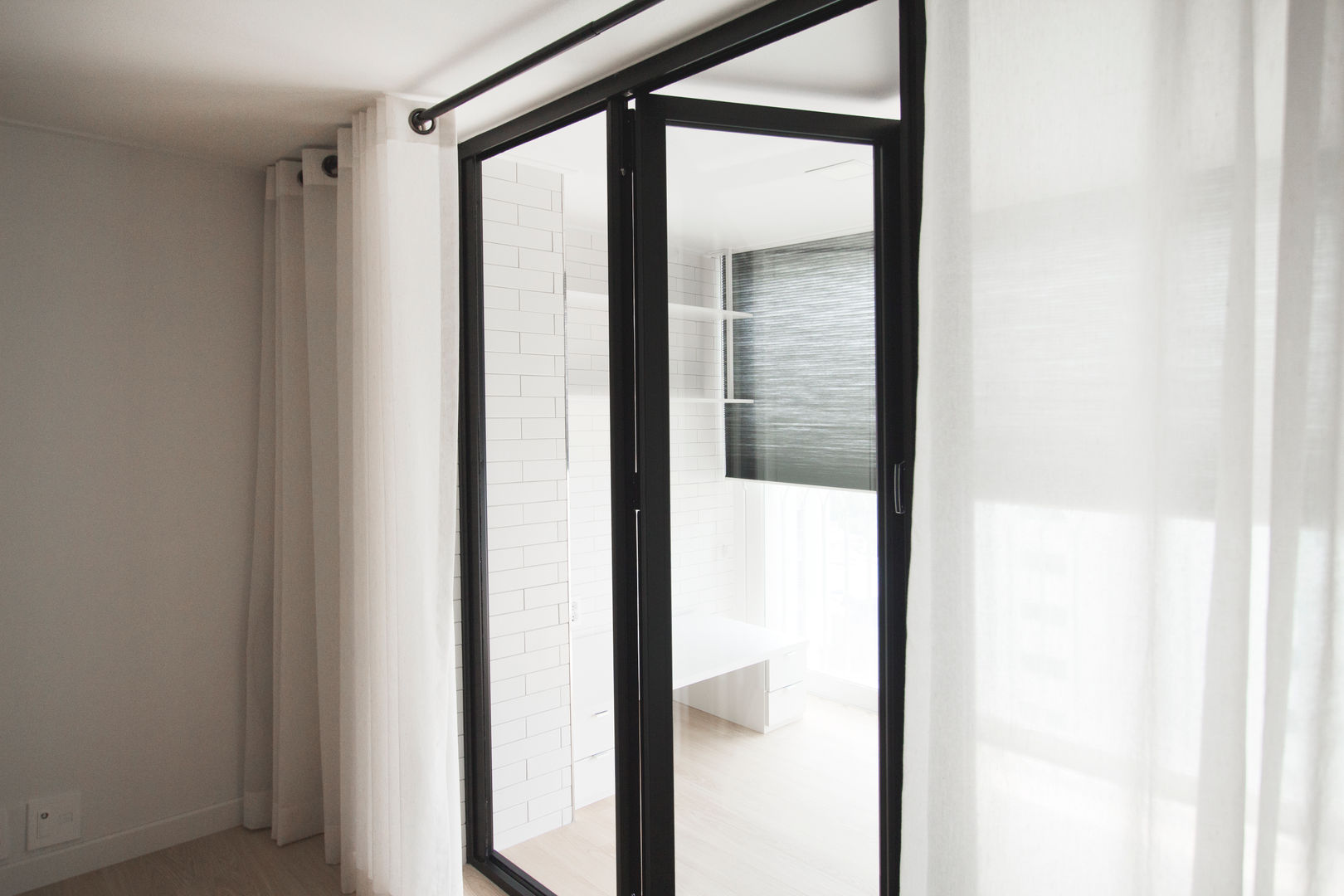 일산 휴먼빌, 삼플러스 디자인 삼플러스 디자인 Puertas y ventanas modernas